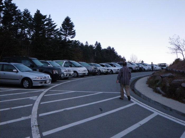 峠の駐車場には登山客の車でいっぱい